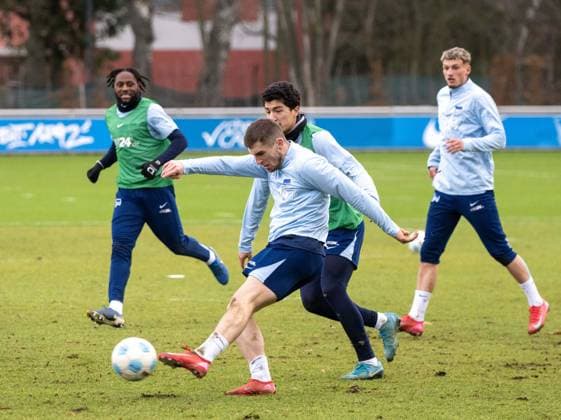 Fußball, Herren, Saison 2024 2025, 2. Bundesliga, Hertha BSC, Training, v. l. Deyovaisio Zeefuik (Hertha BSC), Jonjoe Kenny (Hertha BSC), Ibrahim Maza (Hertha BSC), 28.01. 2025,