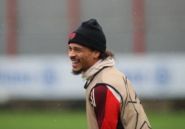 München, Deutschland, 28. Januar 2025: Fussball, Herren, Saison 2024 2025, FC Bayern München, Abschlusstraining, Training, Champions League Leroy Sane (FC Bayern München) muss lautstark lachen, Kopf, Oberkörper