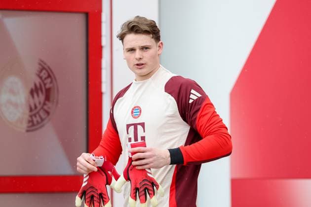 Jonas Urbig (FC Bayern Muenchen, 40) auf dem Weg aus der Kabine auf den Trainingsplatz, GER, Abschlusstraining, FC Bayern Muenchen, Fussball, UEFA Champions League, 8. Spieltag, Saison 2024 2025, 28.01.2025, GER, Abschlusstraining, FC Bayern Muenchen, Fussball, UEFA Champions League, 8. Spieltag, Saison 2024 2025, 28.01.2025 Muenchen Copyright: xEibner-Pressefoto JennixMaulx EP_JML