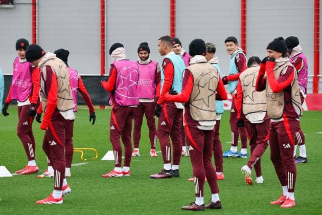Mannschaft beim Training, Aleksandar Pavlovic (FC Bayern Muenchen, 45) mit Serge Gnabry (FC Bayern Muenchen, 07) und Tarek Buchmann (FC Bayern Muenchen, 28), mit Josip Stanisic (FC Bayern Muenchen, 44) und Minjae Kim (FC Bayern Muenchen, 03), mit Leroy Sane (FC Bayern Muenchen, 10), GER, Abschlusstraining, FC Bayern Muenchen, Fussball, UEFA Champions League, 8. Spieltag, Saison 2024 2025, 28.01.2025, GER, Abschlusstraining, FC Bayern Muenchen, Fussball, UEFA Champions League, 8. Spieltag, Saison 2024 2025, 28.01.2025 Muenchen Copyright: xEibner-Pressefoto JennixMaulx EP_JML
