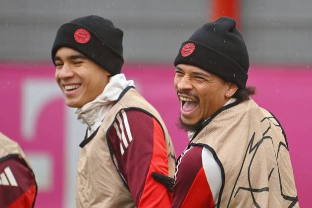 v.re:Leroy SANE (Bayern Muenchen), Jamal MUSIALA (Bayern Muenchen), lacht,lachen,lachend,optimistisch,gutgelaunt, Portrait,Portraet , Abschlusstraining,Training . Fussball Champions League Ligaphase, FC Bayern Muenchen - SK Slovan Bratislava am 29.01.2025 , A L L I A N Z A R E N A.