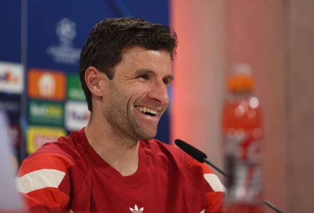 München, Deutschland, 28. Januar 2025: Fussball, Herren, Champions League, Saison 2024 2025, FC Bayern München, Internationale Pressekonferenz Thomas Müller, Mueller (FC Bayern München) auf der Pressekonferenz, Kopf, Portrait, lächeln, grinsen
