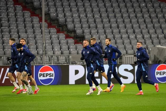 Die Mannschaft des SK Slovan Bratislava laeuft beim Training in der Allianz Arena, GER, Abschlusstraining, SK Slovan Bratislava, Fussball, UEFA Champions League, 8. Spieltag, Saison 2024 2025, 28.01.2025, GER, Abschlusstraining, SK Slovan Bratislava, Fussball, UEFA Champions League, 8. Spieltag, Saison 2024 2025, 28.01.2025 Muenchen Copyright: xEibner-Pressefoto JennixMaulx EP_JML