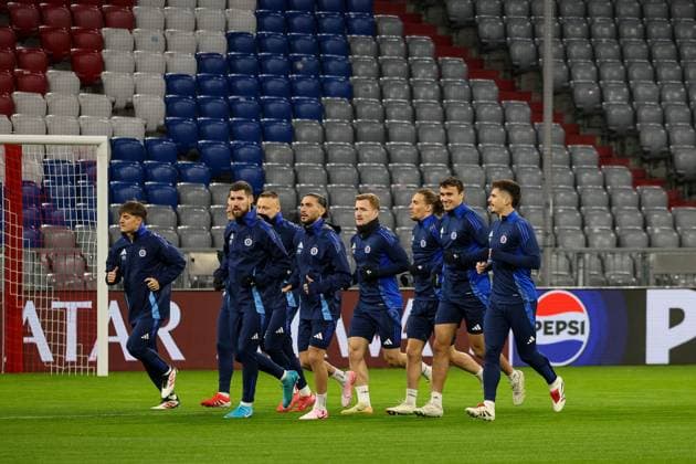 Die Mannschaft des SK Slovan Bratislava laeuft beim Training in der Allianz Arena, GER, Abschlusstraining, SK Slovan Bratislava, Fussball, UEFA Champions League, 8. Spieltag, Saison 2024 2025, 28.01.2025, GER, Abschlusstraining, SK Slovan Bratislava, Fussball, UEFA Champions League, 8. Spieltag, Saison 2024 2025, 28.01.2025 Muenchen Copyright: xEibner-Pressefoto JennixMaulx EP_JML