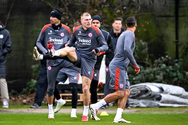 Rasmus Kristensen (Eintracht Frankfurt, 13) beim warm machen, dahinter Hugo Ekitike (Eintracht Frankfurt, 11) und Mahmoud Dahoud (Eintracht Frankfurt, 18), GER, Abschlusstraining, Eintracht Frankfurt, Fussball, UEFA Europa League, 8. Spieltag, Spielzeit 2024 25, 29.01.2025. GER, Abschlusstraining, Eintracht Frankfurt, Fussball, UEFA Europa League, 8. Spieltag, Spielzeit 2024 25, 29.01.2025. Frankfurt am Main Copyright: xEibner-Pressefoto FlorianxWiegandx EP_FWD