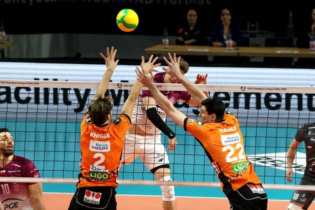 DEU, CEV Champions League, BR Volleys vs. Projekt WARSZAWA, 29.01.2025, Max-Schmeling-Halle, Berlin, DEU, CEV Champions League, BR Volleys vs. Projekt WARSZAWA, im Bild Matthew Knigge (BR Volleys 2), Jake Hanes (BR Volleys 22), KOWALCZYK Jakub (Projekt WARSZAWA 1) Foto: Juergen Engler nordphoto GmbH