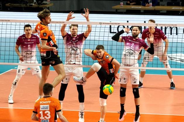 DEU, CEV Champions League, BR Volleys vs. Projekt WARSZAWA, 29.01.2025, Max-Schmeling-Halle, Berlin, DEU, CEV Champions League, BR Volleys vs. Projekt WARSZAWA, im Bild Matthew Knigge (BR Volleys 2), Johannes Tille (BR Volleys 6), FIRLEJ Jan (Projekt WARSZAWA 5), Kochanowski Jakub (Projekt WARSZAWA 4), TILLIE Kevin (Projekt WARSZAWA 7) Foto: Juergen Engler nordphoto GmbH