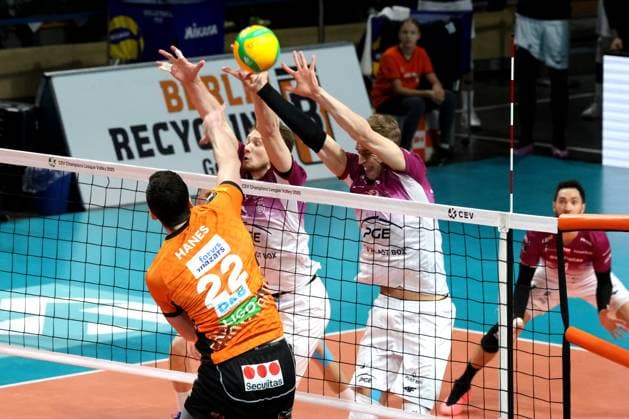 DEU, CEV Champions League, BR Volleys vs. Projekt WARSZAWA, 29.01.2025, Max-Schmeling-Halle, Berlin, DEU, CEV Champions League, BR Volleys vs. Projekt WARSZAWA, im Bild Jake Hanes (BR Volleys 22), Kochanowski Jakub (Projekt WARSZAWA 4), SZALPUK Arturx (Projekt WARSZAWA 12) Foto: Juergen Engler nordphoto GmbH
