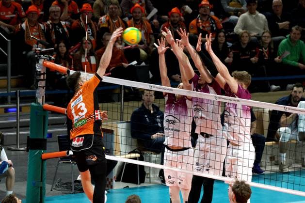DEU, CEV Champions League, BR Volleys vs. Projekt WARSZAWA, 29.01.2025, Max-Schmeling-Halle, Berlin, DEU, CEV Champions League, BR Volleys vs. Projekt WARSZAWA, im Bild Ruben Schott (BR Volleys 13), w3 , FIRLEJ Jan (Projekt WARSZAWA 5), FIRLEJ Jan (Projekt WARSZAWA 5) Foto: Juergen Engler nordphoto GmbH