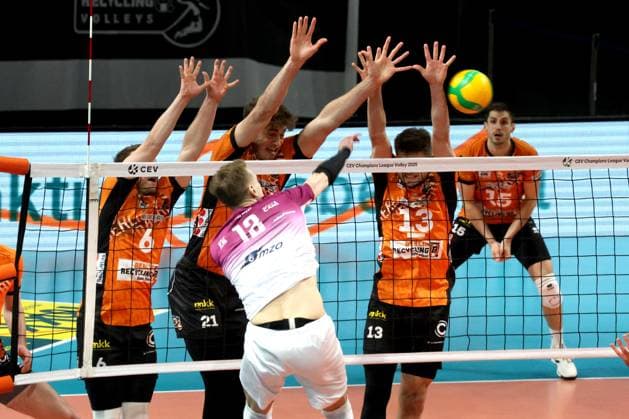 DEU, CEV Champions League, BR Volleys vs. Projekt WARSZAWA, 29.01.2025, Max-Schmeling-Halle, Berlin, DEU, CEV Champions League, BR Volleys vs. Projekt WARSZAWA, im Bild Johannes Tille (BR Volleys 6), Tobias Krick (BR Volleys 21), Ruben Schott (BR Volleys 13), SZALPUK Arturx (Projekt WARSZAWA 12) Foto: Juergen Engler nordphoto GmbH