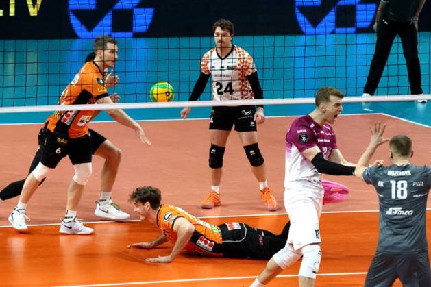 DEU, CEV Champions League, BR Volleys vs. Projekt WARSZAWA, 29.01.2025, Max-Schmeling-Halle, Berlin, DEU, CEV Champions League, BR Volleys vs. Projekt WARSZAWA, im Bild Matthew Knigge (BR Volleys 2), Johannes Tille (BR Volleys 6), Kyle Dagostino (BR Volleys 24), SZALPUK Arturx (Projekt WARSZAWA 12), WOJTASZEK Damian (Projekt WARSZAWA 18) Foto: Juergen Engler nordphoto GmbH