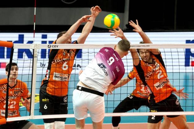 DEU, CEV Champions League, BR Volleys vs. Projekt WARSZAWA, 29.01.2025, Max-Schmeling-Halle, Berlin, DEU, CEV Champions League, BR Volleys vs. Projekt WARSZAWA, im Bild Johannes Tille (BR Volleys 6), Matthew Knigge (BR Volleys 2), BOLADZ Bartlomiej (Projekt WARSZAWA 9s Foto: Juergen Engler nordphoto GmbH