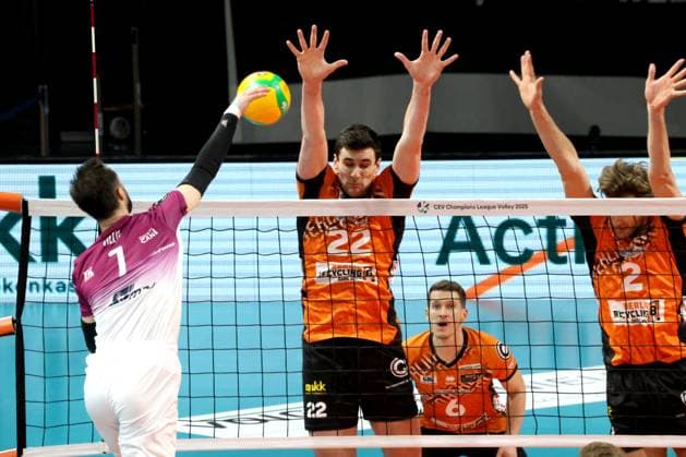 DEU, CEV Champions League, BR Volleys vs. Projekt WARSZAWA, 29.01.2025, Max-Schmeling-Halle, Berlin, DEU, CEV Champions League, BR Volleys vs. Projekt WARSZAWA, im Bild Jake Hanes (BR Volleys 22), Matthew Knigge (BR Volleys 2), Johannes Tille (BR Volleys 6), TILLIE Kevin (Projekt WARSZAWA 7) Foto: Juergen Engler nordphoto GmbH
