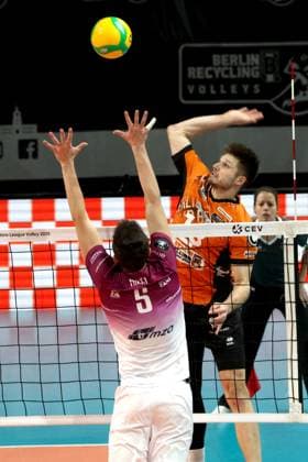 DEU, CEV Champions League, BR Volleys vs. Projekt WARSZAWA, 29.01.2025, Max-Schmeling-Halle, Berlin, DEU, CEV Champions League, BR Volleys vs. Projekt WARSZAWA, im Bild Ruben Schott (BR Volleys 13), FIRLEJ Jan (Projekt WARSZAWA 5) Foto: Juergen Engler nordphoto GmbH