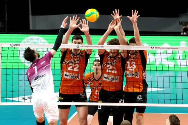 Sport Bilder des Tages DEU, CEV Champions League, BR Volleys vs. Projekt WARSZAWA, 29.01.2025, Max-Schmeling-Halle, Berlin, DEU, CEV Champions League, BR Volleys vs. Projekt WARSZAWA, im Bild Jake Hanes (BR Volleys 22), Tobias Krick (BR Volleys 21), Ruben Schott (BR Volleys 13), TILLIE Kevin (Projekt WARSZAWA 7) Foto: Juergen Engler nordphoto GmbH
