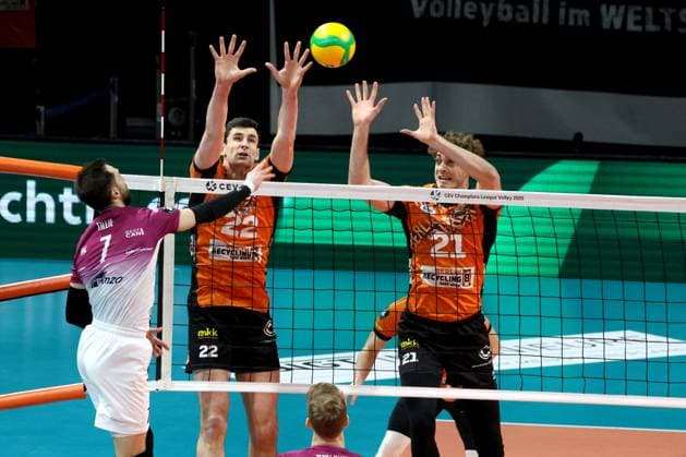 DEU, CEV Champions League, BR Volleys vs. Projekt WARSZAWA, 29.01.2025, Max-Schmeling-Halle, Berlin, DEU, CEV Champions League, BR Volleys vs. Projekt WARSZAWA, im Bild Jake Hanes (BR Volleys 22), Tobias Krick (BR Volleys 21), TILLIE Kevin (Projekt WARSZAWA 7) Foto: Juergen Engler nordphoto GmbH