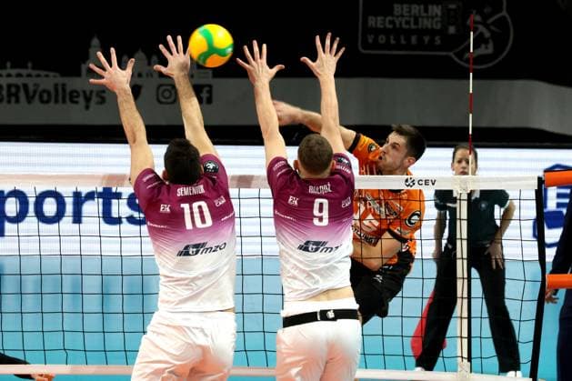 DEU, CEV Champions League, BR Volleys vs. Projekt WARSZAWA, 29.01.2025, Max-Schmeling-Halle, Berlin, DEU, CEV Champions League, BR Volleys vs. Projekt WARSZAWA, im Bild Moritz Reichert (BR Volleys 15), SEMENIUK Yuriix (Projekt WARSZAWA 10), BOLADZ Bartlomiej (Projekt WARSZAWA 9s Foto: Juergen Engler nordphoto GmbH