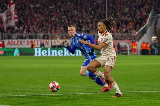 Sacha Boey (FC Bayern Muenchen, 23) mit Ball, mit Nino Marcelli (SK Slovan Bratislava, 18), GER, FC Bayern Muenchen vs. SK Slovan Bratislava, Fussball, UEFA Champions League, 8. Spieltag, Spielzeit 2024 2025, 29.01.2025, GER, FC Bayern Muenchen vs. SK Slovan Bratislava, Fussball, UEFA Champions League, 8. Spieltag, Spielzeit 2024 2025, 29.01.2025 Muenchen Copyright: xEibner-Pressefoto JennixMaulx EP_JML