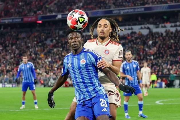 Sharani Zuberu (SK Slovan Bratislava) und Sacha Boey (FC Bayern Muenchen) kaempfen um den Ball, UEFA Champions League 2024 25 League Phase MD8, FC Bayern München v SK Slovan Bratislava, Allianz Arena am 29. January 2025 in München, Deutschland. (Foto von Marco Steinbrenner DeFodi Images) Sharani Zuberu (SK Slovan Bratislava) und Sacha Boey (FC Bayern Muenchen) battle for the ball, UEFA Champions League 2024 25 League Phase MD8, FC Bayern München v SK Slovan Bratislava, Allianz Arena, January 29, 2025 in Munich, Germany. (Photo by Marco Steinbrenner DeFodi Images) Defodi-700_muenchen_bratis_20250129_027