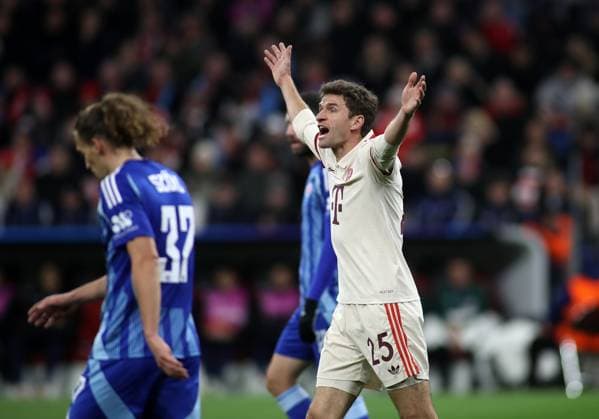 München, Deutschland, 29. Januar 2025: Fussball, Herren, Champions League, Saison 2024 2025, FC Bayern München - SK Slovan Bratislava, Allianz Arena, 8.Spieltag Thomas Müller, Mueller (FC Bayern München) reisst beide Arme nach oben, aufgebracht