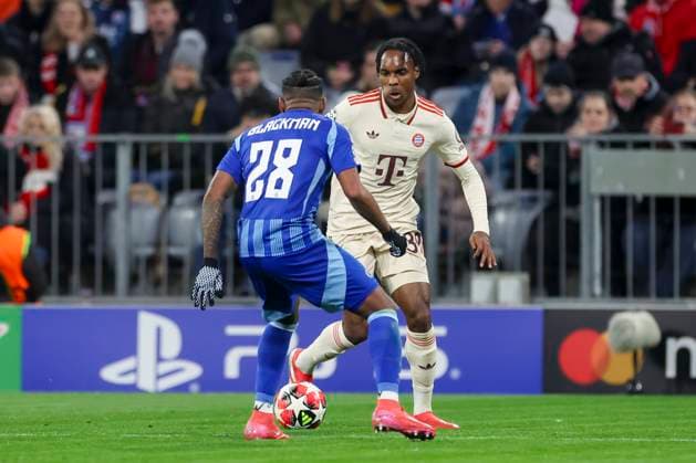 Cesar Blackman (SK Slovan Bratislava) und Mathys Tel (FC Bayern Muenchen) kaempfen um den Ball, UEFA Champions League 2024 25 League Phase MD8, FC Bayern München v SK Slovan Bratislava, Allianz Arena am 29. January 2025 in München, Deutschland. (Foto von Marco Steinbrenner DeFodi Images) Cesar Blackman (SK Slovan Bratislava) und Mathys Tel (FC Bayern Muenchen) battle for the ball, UEFA Champions League 2024 25 League Phase MD8, FC Bayern München v SK Slovan Bratislava, Allianz Arena, January 29, 2025 in Munich, Germany. (Photo by Marco Steinbrenner DeFodi Images) Defodi-700_muenchen_bratis_20250129_034