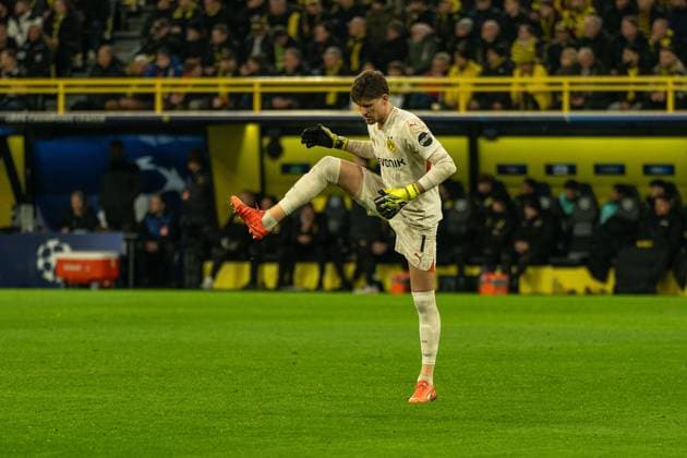 Gregor Kobel (Borussia Dortmund 09, 01) haelt sich warm, GER BVB Borussia Dortmund 09 vs. Schachtar Donezk, Fussball, Champions League, Spieltag 8, Saison 2024 2025, 29.01.2025 GER BVB Borussia Dortmund 09 vs. Schachtar Donezk, Fussball, Champions League, Spieltag 8, Saison 2024 2025, 29.01.2025 Dortmund Copyright: xEibner-Pressefoto FabianxFriesex EP_FFE