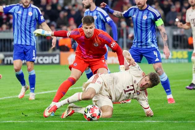 Torhueter Dominik Takac (SK Slovan Bratislava) und Thomas Mueller (FC Bayern Muenchen) kaempfen um den Ball, UEFA Champions League 2024 25 League Phase MD8, FC Bayern München v SK Slovan Bratislava, Allianz Arena am 29. January 2025 in München, Deutschland. (Foto von Marco Steinbrenner DeFodi Images) Torhueter Dominik Takac (SK Slovan Bratislava) und Thomas Mueller (FC Bayern Muenchen) battle for the ball, UEFA Champions League 2024 25 League Phase MD8, FC Bayern München v SK Slovan Bratislava, Allianz Arena, January 29, 2025 in Munich, Germany. (Photo by Marco Steinbrenner DeFodi Images) Defodi-700_muenchen_bratis_20250129_043