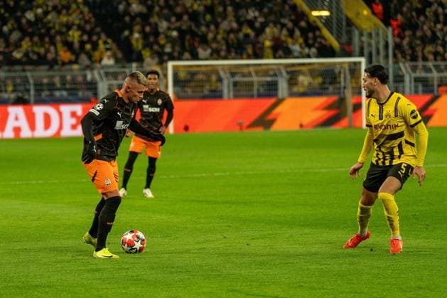 Ramy Bensebaini (Borussia Dortmund 09, 05) wehrt den Angriff von Oleksandr Zubkov (Schachtar Donezk, 11) ab, GER BVB Borussia Dortmund 09 vs. Schachtar Donezk, Fussball, Champions League, Spieltag 8, Saison 2024 2025, 29.01.2025 GER BVB Borussia Dortmund 09 vs. Schachtar Donezk, Fussball, Champions League, Spieltag 8, Saison 2024 2025, 29.01.2025 Dortmund Copyright: xEibner-Pressefoto FabianxFriesex EP_FFE