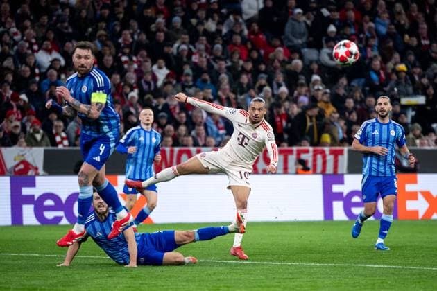 Leroy Sane (FC Bayern Muenchen, 10) am Ball, davor Guram Kashia (SK Slovan Bratislava, 04), GER, FC Bayern Muenchen vs. SK Slovan Bratislava, Fussball, UEFA Champions League, 8. Spieltag, Spielzeit 2024 2025, 29.01.2025 GER, FC Bayern Muenchen vs. SK Slovan Bratislava, Fussball, UEFA Champions League, 8. Spieltag, Spielzeit 2024 2025, 29.01.2025 Muenchen Copyright: xEibner-Pressefoto Memmlerx EP_MMR