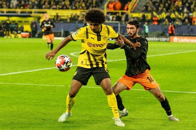 Zweikampf zwischen Karim Adeyemi (Borussia Dortmund 09, 27) und Irakli Azarovi (Schachtar Donezk, 16), GER BVB Borussia Dortmund 09 vs. Schachtar Donezk, Fussball, Champions League, Spieltag 8, Saison 2024 2025, 29.01.2025 GER BVB Borussia Dortmund 09 vs. Schachtar Donezk, Fussball, Champions League, Spieltag 8, Saison 2024 2025, 29.01.2025 Dortmund Copyright: xEibner-Pressefoto FabianxFriesex EP_FFE