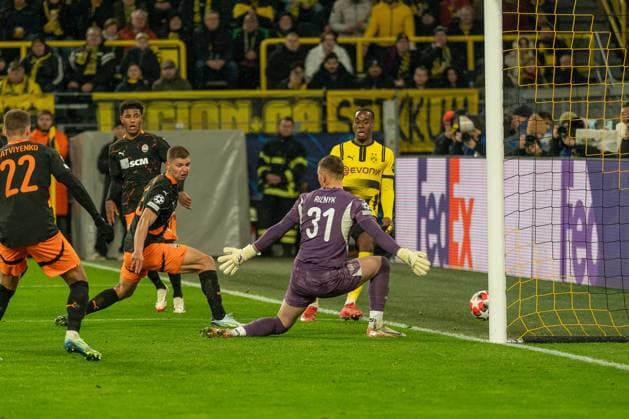 Dieser Angriff von Serhou Yadaly Guirassy (Borussia Dortmund 09, 09) war nicht erfolgreich, Dmytro Riznyk (Schachtar Donezk, 31) konnte abwehren, GER BVB Borussia Dortmund 09 vs. Schachtar Donezk, Fussball, Champions League, Spieltag 8, Saison 2024 2025, 29.01.2025 GER BVB Borussia Dortmund 09 vs. Schachtar Donezk, Fussball, Champions League, Spieltag 8, Saison 2024 2025, 29.01.2025 Dortmund Copyright: xEibner-Pressefoto FabianxFriesex EP_FFE