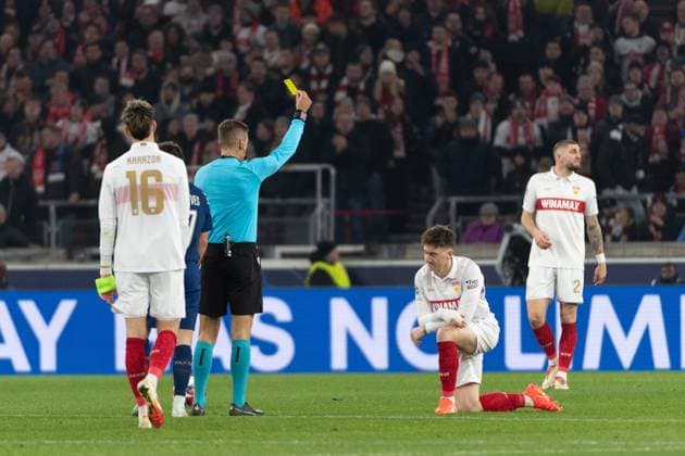Schiedsrichter Davide Massa (ITA) zeigt Angelo Stiller (VfB Stuttgart, 06) die gelbe Karte, GER, VfB Stuttgart vs. Paris Saint-Germain, Fussball, Herren, UEFA Champions League, 8. Spieltag, Spielzeit 2024 2025, 29.01.2025, GER, VfB Stuttgart vs. Paris Saint-Germain, Fussball, Herren, UEFA Champions League, 8. Spieltag, Spielzeit 2024 2025, 29.01.2025 Stuttgart Copyright: xEibner-Pressefoto WolfgangxFrankx EP_WFK