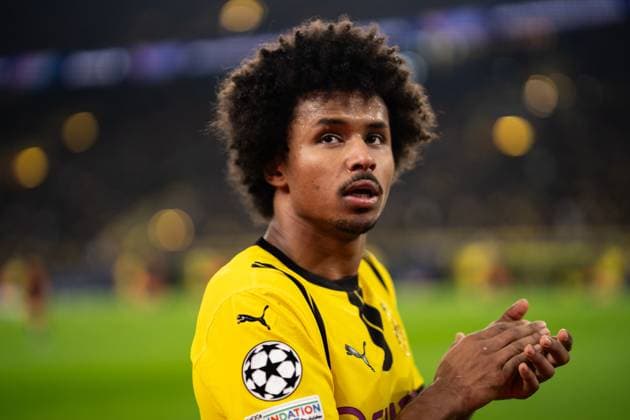 GER, UEFA Champions League, 8. Spieltag - Borussia Dortmund vs FC Shakhtar Donetsk 29.01.2025, Signal Iduna Park, Dortmund, GER, UEFA Champions League, 8. Spieltag - Borussia Dortmund vs FC Shakhtar Donetsk Im Bild: Karim Adeyemi (Borussia Dortmund, 27) nach seiner Auswechslung, klatscht in Richtung der Fans, Gestik, Mimik, Emotionen