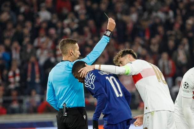 Atakan Karazor (VfB Stuttgart, 16) bekommt die gelbe Karte von Schiedsrichter Davide Massa (ITA) , Fussball, UEFA Champions League, 8. Spieltag, 2024 2025, VfB Stuttgart vs. Paris St. Germain, 29.01.2025, Arena Stuttgart, Stuttgart, Deutschland Stuttgart Arena Stuttgart Baden-Württemberg Deutschland Copyright: xGrantxHubbsx