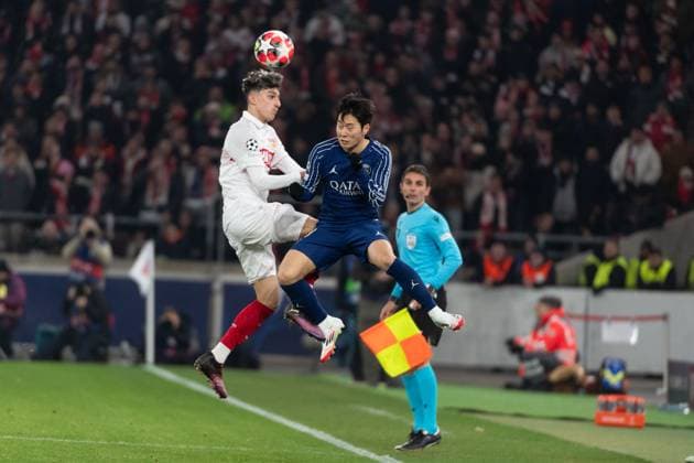 v. li. im Kopfballduell Ameen Al Dakhil (VfB Stuttgart, 02), Lee Kang-in (Paris Saint-Germain, 19) GER, VfB Stuttgart vs. Paris Saint-Germain, Fussball, Herren, UEFA Champions League, 8. Spieltag, Spielzeit 2024 2025, 29.01.2025, GER, VfB Stuttgart vs. Paris Saint-Germain, Fussball, Herren, UEFA Champions League, 8. Spieltag, Spielzeit 2024 2025, 29.01.2025 Stuttgart Copyright: xEibner-Pressefoto WolfgangxFrankx EP_WFK