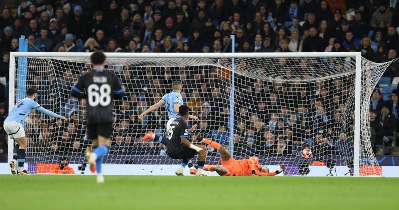 . - Manchester City v Club Brugge KV, UEFA Champions League, League Stage, MD8, City Of Manchester Stadium, Manchester, UK - 29th January 2025. Daniel Weir Crystal Pix Raphael Onyedika of Club Brugge KV scores to put Club Brugge KV 1-0 ahead against Manchester City. - Manchester City v Club Brugge KV, UEFA Champions League, League Stage, MD8, City Of Manchester Stadium, Manchester, UK - 29th January 2025. Daniel Weir Crystal Pix Manchester City Of Manchester Stadium UK Copyright: xDanielxWeirx CP_Manchester_City_Club_Brugge_08