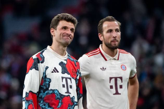 Thomas Mueller (FC Bayern Muenchen, 25) bedankt sich nach dem Spiel bei den Fans, dahinter Harry Kane (FC Bayern Muenchen, 09), GER, FC Bayern Muenchen vs. SK Slovan Bratislava, Fussball, UEFA Champions League, 8. Spieltag, Spielzeit 2024 2025, 29.01.2025 GER, FC Bayern Muenchen vs. SK Slovan Bratislava, Fussball, UEFA Champions League, 8. Spieltag, Spielzeit 2024 2025, 29.01.2025 Muenchen Copyright: xEibner-Pressefoto Memmlerx EP_MMR