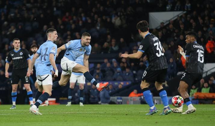 . - Manchester City v Club Brugge KV, UEFA Champions League, League Stage, MD8, City Of Manchester Stadium, Manchester, UK - 29th January 2025. Daniel Weir Crystal Pix Mateo Kovacic of Manchester City has a shot on goal. - Manchester City v Club Brugge KV, UEFA Champions League, League Stage, MD8, City Of Manchester Stadium, Manchester, UK - 29th January 2025. Daniel Weir Crystal Pix Manchester City Of Manchester Stadium UK Copyright: xDanielxWeirx CP_Manchester_City_Club_Brugge_14