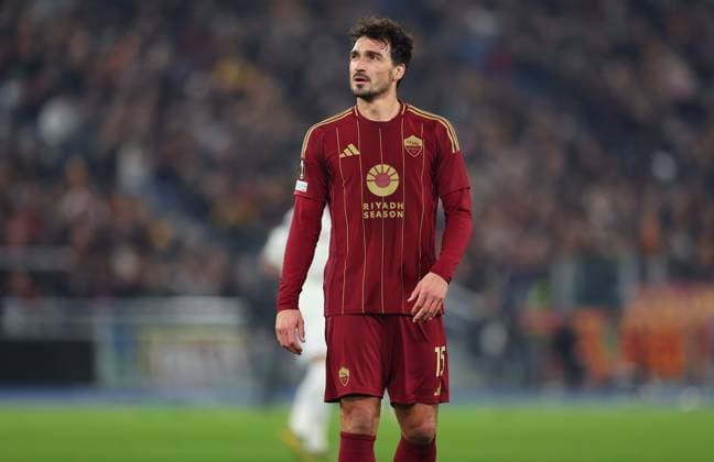 30.01.2025, Fussball UEFA Europa League, AS Roma - Eintracht Frankfurt, emonline, emspor, v.l., Mats Hummels (AS Roma) enttaeuscht, enttaeuscht schauend, dissapointed, traurig, frustiert, frust, gefrustet DFL DFB REGULATIONS PROHIBIT ANY USE OF PHOTOGRAPHS AS IMAGE SEQUENCES AND OR QUASI-VIDEO. xdcx Copyright: HMBxMedia Claus
