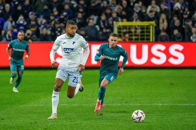 Kevin Akpoguma (TSG 1899 Hoffenheim, 25) und Thorgan Hazard (RSC Anderlecht, 11) im Sprint zum Ball RSC Anderlecht vs. TSG 1899 Hoffenheim, Fussball, Europa League, 8. Spieltag, Saison 2024 2025, 30.01.2025 RSC Anderlecht vs. TSG 1899 Hoffenheim, Fussball, Europa League, 8. Spieltag, Saison 2024 2025, 30.01.2025 Brüssel Copyright: xEibner-Pressefoto JustinxDerondex EP_JDU