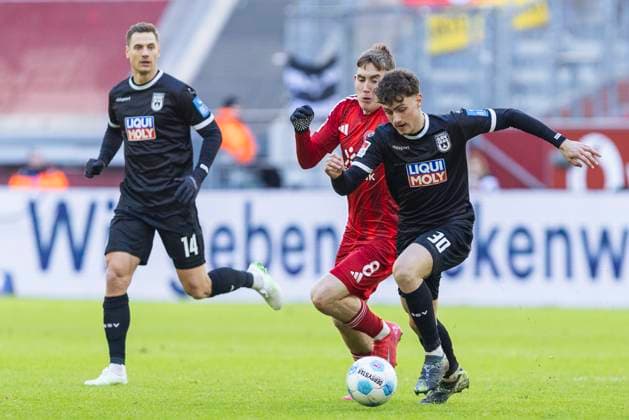 2. Fussball-Bundesliga: Fortuna Düsseldorf - SSV Ulm 1846 Fussball, 01.02.2024 Maurice Krattenmacher (SSV Ulm 1846 Fussball, 30), Isak Bergmann Johannesson (Fortuna Düsseldorf, 8), Dennis Dressel (SSV Ulm 1846 Fussball, 14). 2. Fussball-Bundesliga, Fortuna Düsseldorf - SSV Ulm 1846 Fussball, 20. Spieltag, am 01.02.2024, Merkur Spiel-Arena, Düsseldorf DFL regulations prohibit any use of photographs as image sequences and or quasi-video