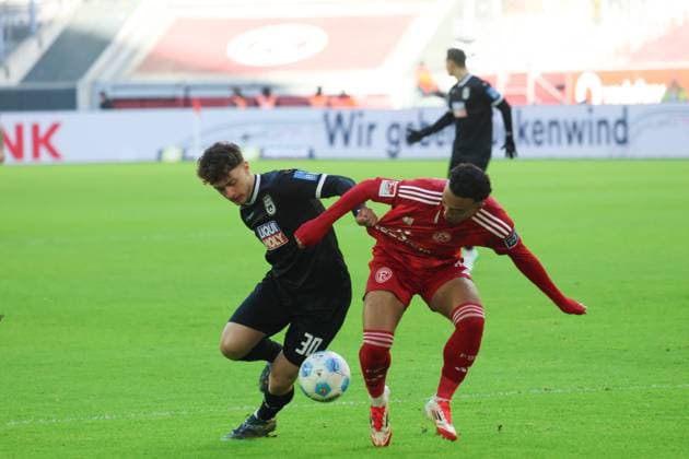 Maurice Krattenmacher (Ulm 30) und Myron Cedric van Brederode (Duesseldorf 10), GER, Fortuna Duesseldorf vs. SSV Ulm 1846 , 2. Fussball-Bundesliga, 20. Spieltag, Saison 2024 2025, 01.02.2024, DFL REGULATIONS PROHIBIT ANY USE OF PHOTOGRAPHS AS IMAGE SEQUENCES AND OR QUASI-VIDEO, GER, Fortuna Duesseldorf vs. SSV Ulm 1846 , 2. Fussball-Bundesliga, 20. Spieltag, Saison 2024 2025, 01.02.2024, Duesseldorf