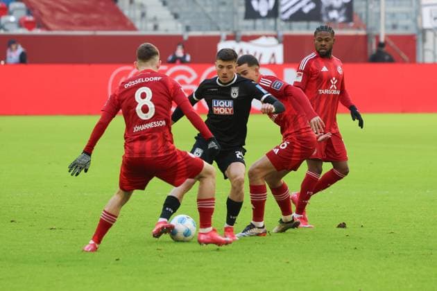 Semir Telalovic (Ulm 29) und Isak Johannesson (Duesseldorf 8), GER, Fortuna Duesseldorf vs. SSV Ulm 1846 , 2. Fussball-Bundesliga, 20. Spieltag, Saison 2024 2025, 01.02.2024, DFL REGULATIONS PROHIBIT ANY USE OF PHOTOGRAPHS AS IMAGE SEQUENCES AND OR QUASI-VIDEO, GER, Fortuna Duesseldorf vs. SSV Ulm 1846 , 2. Fussball-Bundesliga, 20. Spieltag, Saison 2024 2025, 01.02.2024, Duesseldorf