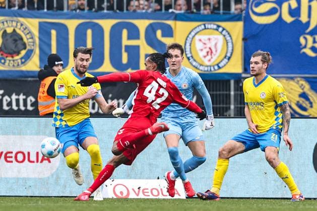 Torschütze Damion Downs (1. FC Köln,42) trifft zum 1-2 gegen v.l. Ermin Bicakcic (Eintracht Braunschweig,6), Torwart Ron Thorben Hoffmann (Eintracht Braunschweig,1), Kevin Ehlers (Eintracht Braunschweig,21) - 2. Fußball Bundesliga Saison 2024-2025 Eintracht Braunschweig vs. 1. FC Köln im Eintracht Stadion in Braunschweig - Aktion,Fußball,Mann,Männer,Deutschland,01.02.2025