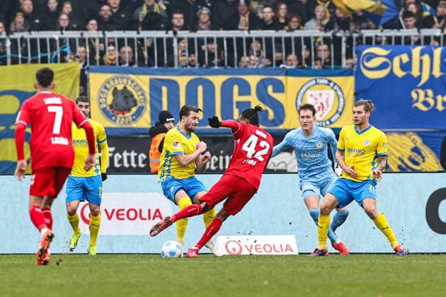 Torschütze Damion Downs (1. FC Köln,42) trifft zum 1-2 gegen v.l. Ermin Bicakcic (Eintracht Braunschweig,6), Torwart Ron Thorben Hoffmann (Eintracht Braunschweig,1), Kevin Ehlers (Eintracht Braunschweig,21) - 2. Fußball Bundesliga Saison 2024-2025 Eintracht Braunschweig vs. 1. FC Köln im Eintracht Stadion in Braunschweig - Aktion,Fußball,Mann,Männer,Deutschland,01.02.2025
