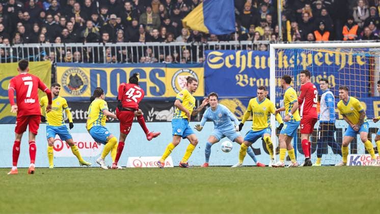 Torschütze Damion Downs (1. FC Köln,42) trifft zum 1-2 gegen v.l. Ermin Bicakcic (Eintracht Braunschweig,6), Kevin Ehlers (Eintracht Braunschweig,21), Torwart Ron Thorben Hoffmann (Eintracht Braunschweig,1), Sven Koehler Köhler (Eintracht Braunschweig,27) - 2. Fußball Bundesliga Saison 2024-2025 Eintracht Braunschweig vs. 1. FC Köln im Eintracht Stadion in Braunschweig - Aktion,Fußball,Mann,Männer,Deutschland,01.02.2025