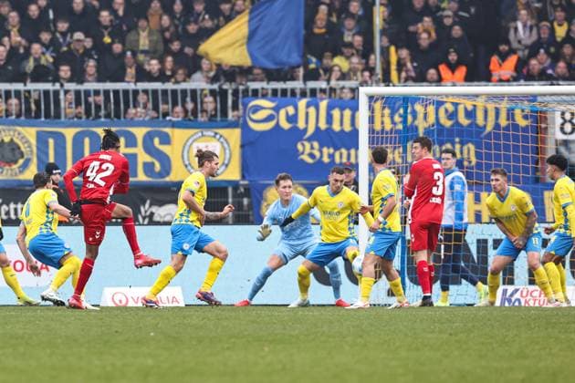 Sport Bilder des Tages Torschütze Damion Downs (1. FC Köln,42) trifft zum 1-2 gegen v.l. Ermin Bicakcic (Eintracht Braunschweig,6), Kevin Ehlers (Eintracht Braunschweig,21), Torwart Ron Thorben Hoffmann (Eintracht Braunschweig,1), Sven Koehler Köhler (Eintracht Braunschweig,27) - 2. Fußball Bundesliga Saison 2024-2025 Eintracht Braunschweig vs. 1. FC Köln im Eintracht Stadion in Braunschweig - Aktion,Fußball,Mann,Männer,Deutschland,01.02.2025