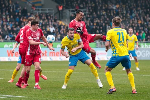 Ermin Bicakcic (M.,Eintracht Braunschweig,6) gegen Damion Downs (r.,1. FC Köln,42) und Eric Martel (1. FC Köln,6) - 2. Fußball Bundesliga Saison 2024-2025 Eintracht Braunschweig vs. 1. FC Köln im Eintracht Stadion in Braunschweig - Aktion,Fußball,Mann,Männer,Deutschland,01.02.2025