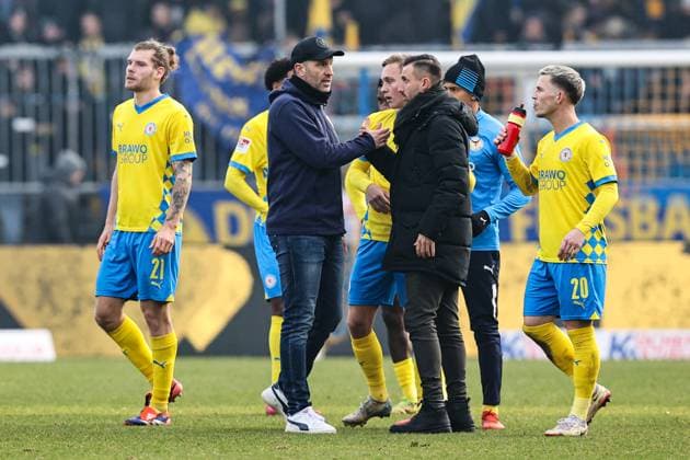 v.l. Kevin Ehlers (Eintracht Braunschweig,21), Trainer Daniel Scherning (Eintracht Braunschweig), Robin Krausse Krauße (Eintracht Braunschweig,39), Lino Tempelmann (Eintracht Braunschweig,20) - 2. Fußball Bundesliga Saison 2024-2025 Eintracht Braunschweig vs. 1. FC Köln im Eintracht Stadion in Braunschweig - Fußball,Mann,Männer,Deutschland,01.02.2025