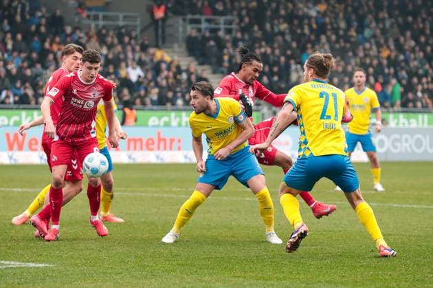Ermin Bicakcic (M.,Eintracht Braunschweig,6) gegen Damion Downs (r.,1. FC Köln,42) und Eric Martel (1. FC Köln,6) - 2. Fußball Bundesliga Saison 2024-2025 Eintracht Braunschweig vs. 1. FC Köln im Eintracht Stadion in Braunschweig - Aktion,Fußball,Mann,Männer,Deutschland,01.02.2025